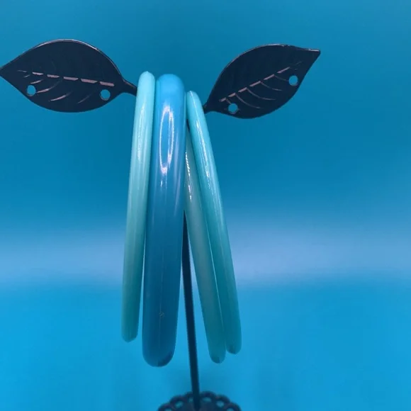 4 Vintage Blue Bangle Bracelets. - Picture 3 of 4